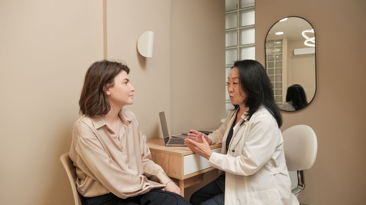 women consulting kidney doctor